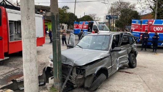 Un patrullero sin luces ni sirena chocó a una grupo de jóvenes en Lomas de Zamora