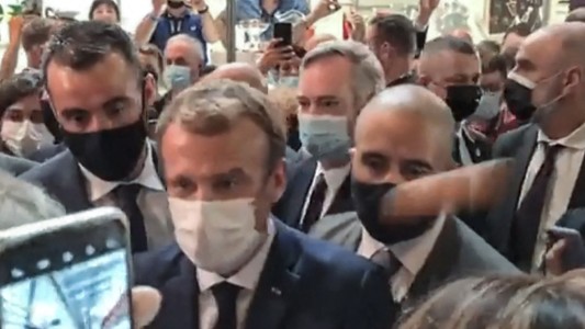 Hospitalizan al joven que lanzó un huevo contra Macron