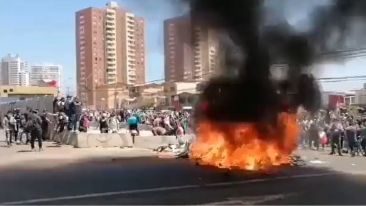 Queman pertenencias de inmigrantes en protesta xenófoba en Chile