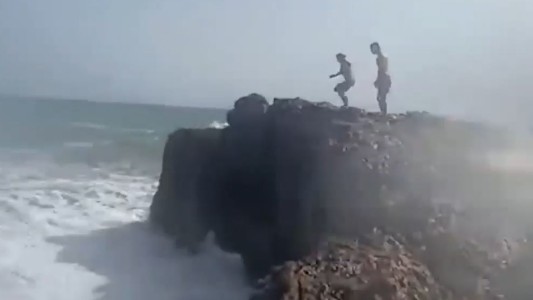 El trágico momento en que dos turistas se arrojan al mar y pierden la vida