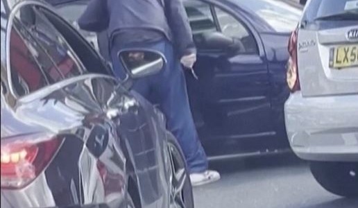 Ataca a conductor con un cuchillo por colarse en la cola de la estación de servicio