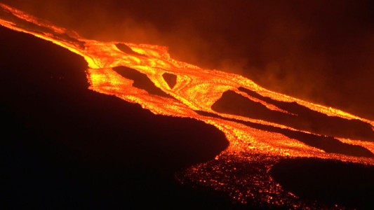 Volcán de Canarias continúa arrojando lava y ceniza
