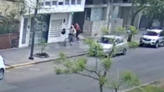 Ladrón en bicicleta roba una mochila y termina detenido por un policía de civil
