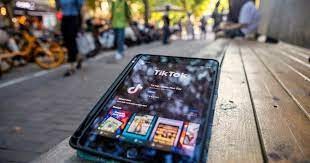 Hermanas de 9 y 10 años fueron encontradas en la calle a la madrugada cumpliendo desafío de TikTok