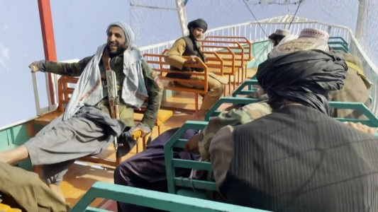 Talibanes armados se divierten en un parque de diversiones en Kabul