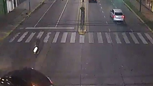 El momento en que un conductor choca y mata a un motociclista