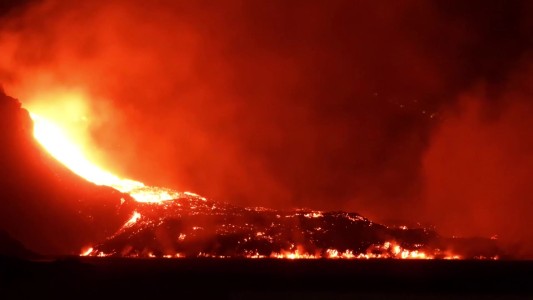 La lava del volcán de Canarias gana terreno al mar