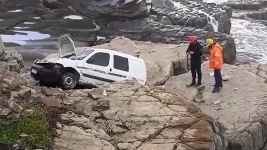 Una camioneta despistó y terminó entre las rocas en Mar del Plata