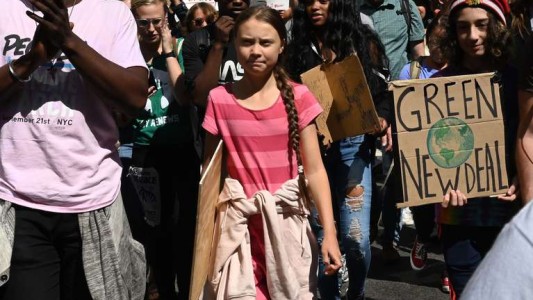 Greta Thunberg encabezó en Milán una marcha de 100.000 jóvenes por el clima