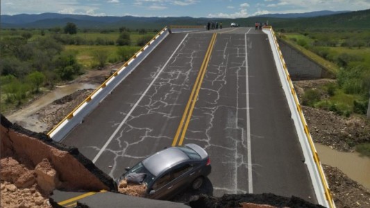 Una mujer falleció cuando se desplomó el puente por el que transitaba