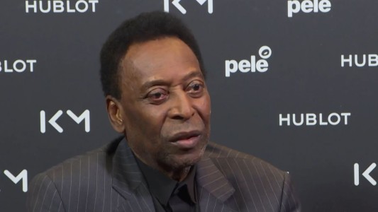 Pelé salió del hospital tras una operación donde le extirparon un tumor