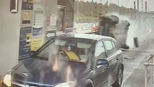 El momento en que un auto vuelca y  choca a otro estacionado en un peaje