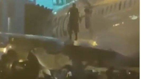 Pasajero termina detenido por abrir la salida de emergencia y caminar en el ala de un avión