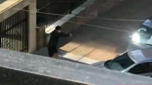 Video: Abrió fuego contra el auto que tapaba su garage