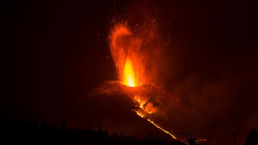 Aumenta la actividad explosiva en el volcán Cumbre Vieja y se abre una nueva boca eruptiva