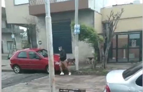 El dramático momento en que padre e hija son asaltados en Lomas del Mirador