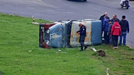 Tremendo vuelco en una rotonda en La Plata