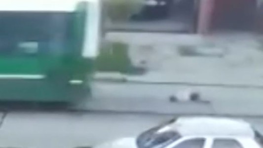 Video: Viajaba colgado del colectivo y cayó al asfalto