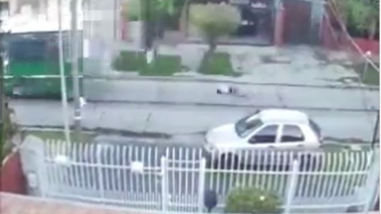 Joven se colgó de un colectivo, se cayó y terminó hospitalizado