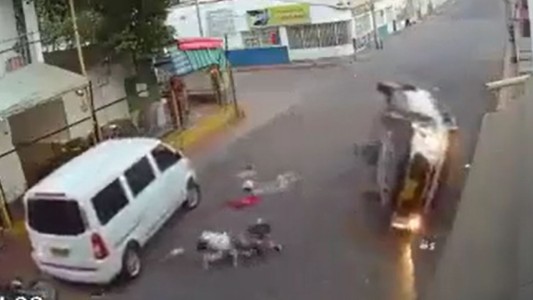 Sacerdote manejaba ebrio, atropelló a una mujer y volcó su auto