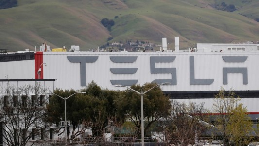 Condenan a Tesla a pagar 137 millones de dólares a exempleado víctima de racismo