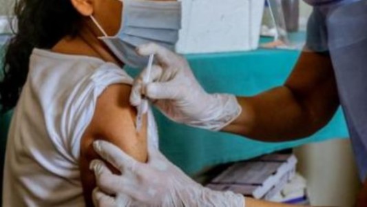 El Gobierno formalizó la aprobación de la vacuna de Moderna para chicos en niños mayores de 12 años