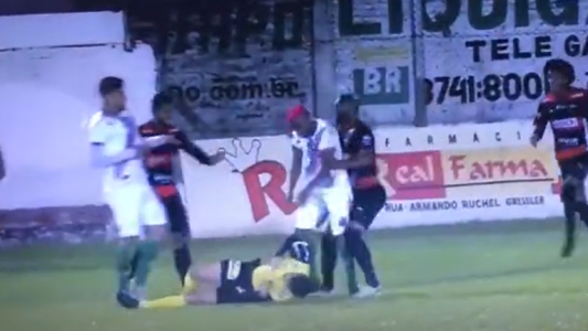 Atacó a patadas a un árbitro por amonestarlo y lo dejó inconsciente: fue acusado de tentativa de homicidio