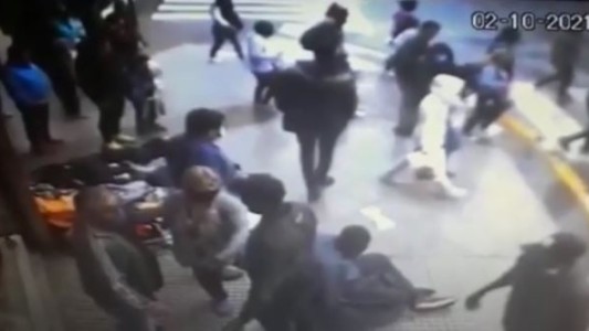 Brutal pelea entre manteros y comerciantes en Once