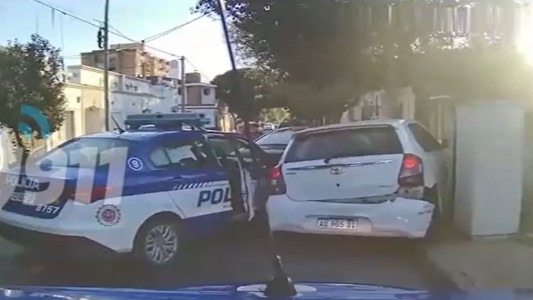 Delincuentes atropellaron a un policía, chocaron autos y terminaron contra un poste