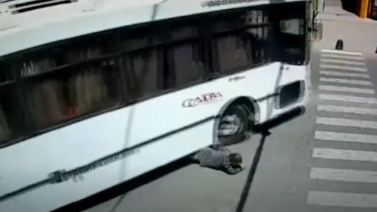 Video: un mirco que le pasó por encima a un ciclista y se salvó