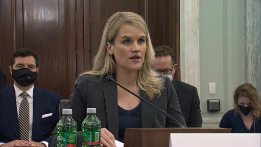 Una denunciante de Facebook pide que se regule a la empresa