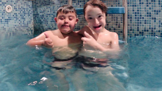 "Agua terapéutica": los beneficios de la natación adaptada para niños con discapacidad