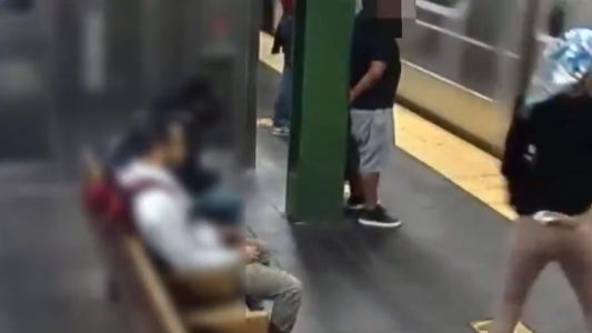 Una mujer empujó a otra a las vías del subte en NY y se salvó de milagro