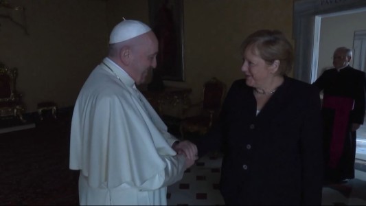 El papa Francisco se despidió de Merkel en su séptimo encuentro