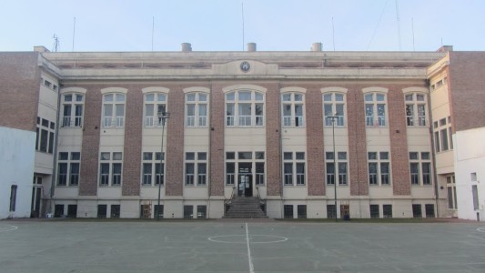 Más de 200 alumnos aislados en un colegio en Bernal por un brote de coronavirus