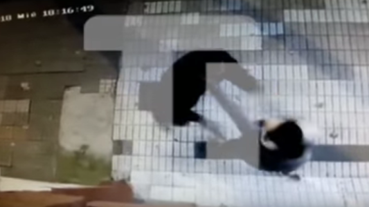 Fuertes imágenes: un hombre se suicidó tras intentar asesinar a su expareja en plena calle