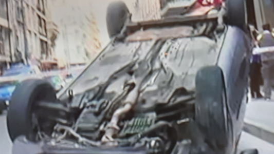 Se quedó dormido, chocó y volcó el auto en pleno centro porteño