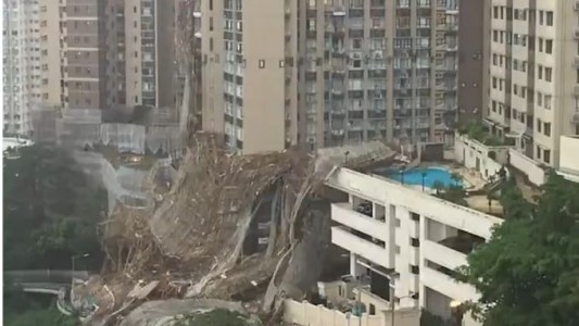 El momento en que muere un obrero tras el derrumbe de un andamio