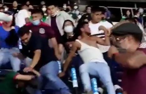 Violenta pelea entre hinchas durante el partido de México contra Honduras