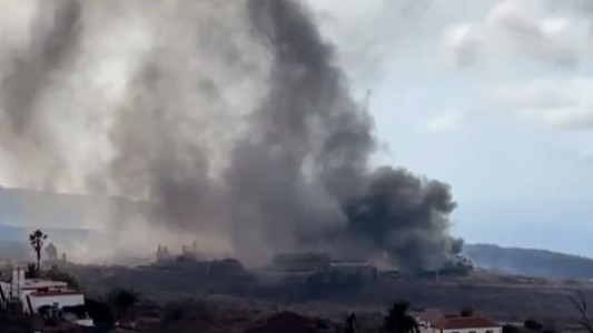 La lava del volcán de La Palma quemó una cementera y su nube tóxica obligó a confinar a más de 3.000 personas