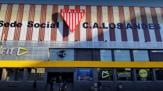 Balearon la sede del club Los Andes horas antes de su primer partido con público