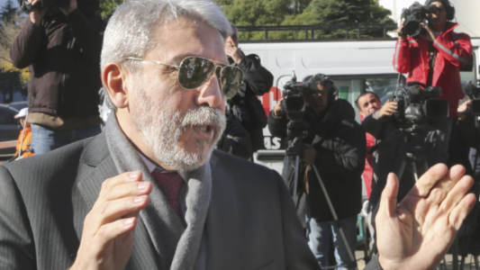 Aníbal Fernández afirmó que su tuit contra Nik fue parte de "un debate" y se quejó: "Él vive agraviándonos"