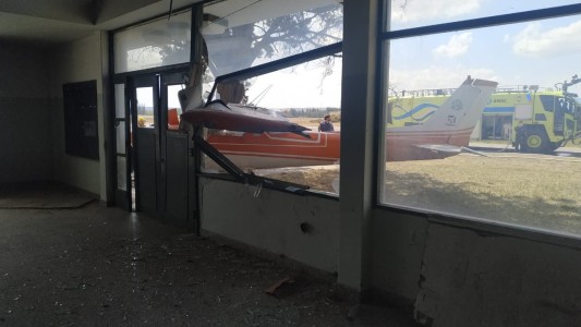 Perdió el control de la avioneta y terminó incrustado contra un edificio del aeropuerto de Neuquén