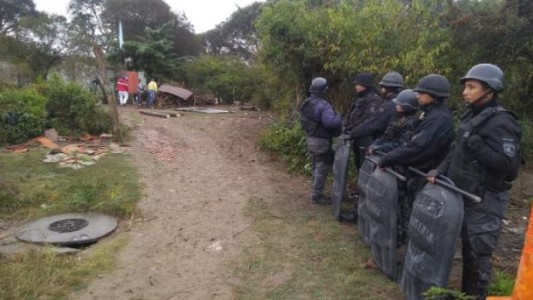 Familias víctimas de estafas de una inmobiliaria ocupan un predio y temen desalojo policial