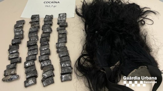 Arrestaron a una mujer que escondió 58 bolsas de cocaína en su peluca