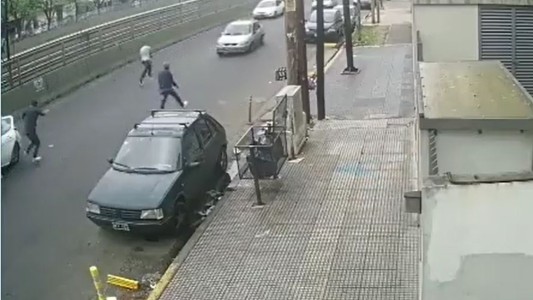 Un conductor se salvó de ser asaltado huyendo marcha atrás con su auto
