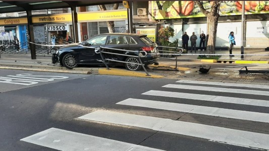 Así se incrustó un auto en la plataforma del Metrobús en Belgrano