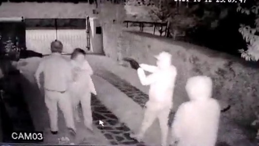 El momento en que golpean a culatazos a una pareja para robarle