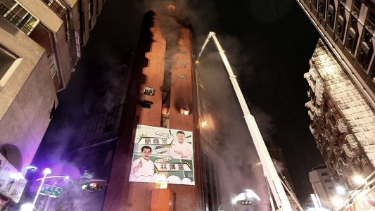 Un incendio en un edificio de Taiwán dejó 46 muertos y decenas de heridos