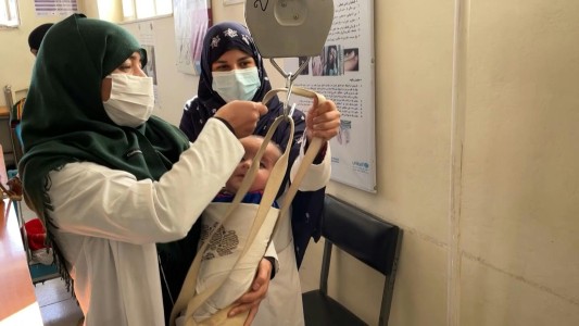 La estricta convivencia de hombres y mujeres en clínicas de Afganistán